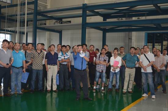 調(diào)整大小 副總經(jīng)理黃旭飛帶領(lǐng)客戶參觀車間.JPG