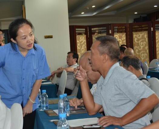 調(diào)整大小 總工程師鄧冰(左一)與客戶進(jìn)行技術(shù)交流.JPG